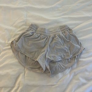 White Lululemon Hotty Hots ; Size 6, 2.5 Inseam